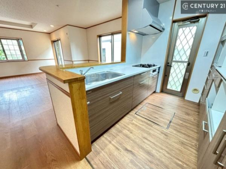 �L�b�`�� ��Ƃ肠�钲���X�y�[�X�ō�Ƃ����₷�����K�ȃL�b�`���ł��I
���q�l�ƈꏏ�ɂ��َq������y���߂�L�X�X�y�[�X�ł��B�y�����������ԂɂȂ肻���ł��ˁI�S�~�o���ɂ��֗��ȏ��������I