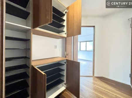 ���� �V���[�Y�{�b�N�X�t���Ȃ̂ŁA���ւ��Еt�����|�������₷���ł��I
�X�b�L���������ւŌ˂��J�����u�ԁA�������̂���S�n������Ԃ��o�}���Ă���܂��B