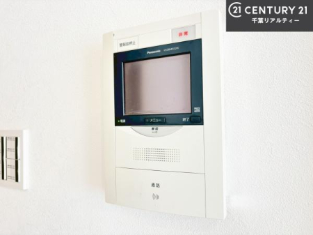 ���̑����� TV���j�^�[�t���C���^�[�z��������A�K��҂��f���Ŋm�F���Ă���Ή��ł��邽�߁A�h�Ɩʂ����S�ł��B���q�l�̂�����Ԏ��ɂ��S�����A���Ƒ��̈��S�E���S�ȕ�炵���T�|�[�g���܂��B