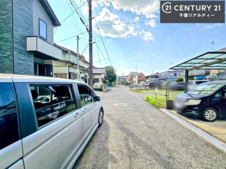 �O�ʓ��H�܂ތ��n�ʐ^ �����������X���݂��L����ՐÂȏZ��X�Ɉʒu���A���₩�ŐS���炮��炵��������Z���ł��B