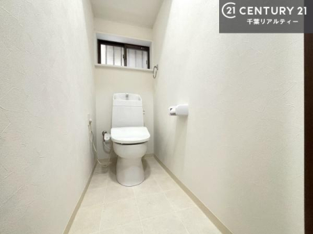 �g�C�� �g�C���ɂ́A�������Ă���̂Ŋ��C�▾�����������邱�Ƃ��ł��A����������g�C���ɂȂ�܂��I