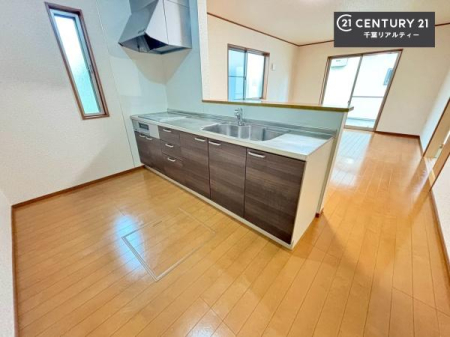 �L�b�`�� ��Ƃ肠�钲���X�y�[�X�ō�Ƃ����₷�����K�ȃL�b�`���ł��I
���q�l�ƈꏏ�ɂ��َq������y���߂�L�X�X�y�[�X�ł��B�y�����������ԂɂȂ肻���ł��ˁI