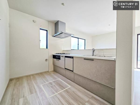 �L�b�`�� ��Ƃ肠�钲���X�y�[�X�ō�Ƃ����₷�����K�ȃL�b�`���ł��I
���q�l�ƈꏏ�ɂ��َq������y���߂�L�X�X�y�[�X�ł��B�y�����������ԂɂȂ肻���ł��ˁI
