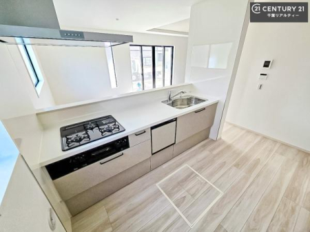 �L�b�`�� ��l�C�̑Ζʎ��V�X�e���L�b�`�����̗p���Ă��܂��I���Ƒ��̃R�~���j�P�[�V���������R�Ƒ�����݌v�ł��B
���q�l�ɂ��ڂ��͂��̂Ŋ������ł��ˁI�L�X�g���ĉ��K�ō�Ƃ��i�݂܂��B