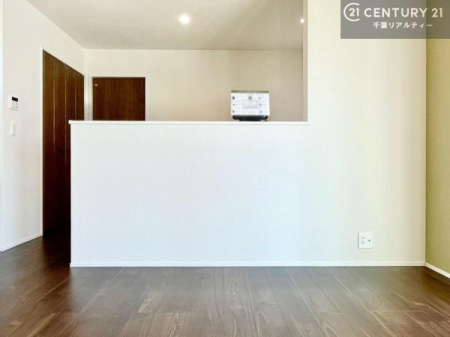 �L�b�`�� ��l�C�̑Ζʎ��V�X�e���L�b�`�����̗p���Ă��܂��I���Ƒ��̃R�~���j�P�[�V���������R�Ƒ�����݌v�ł��B
���q�l�ɂ��ڂ��͂��̂Ŋ������ł��ˁI�L�X�g���ĉ��K�ō�Ƃ��i�݂܂��B