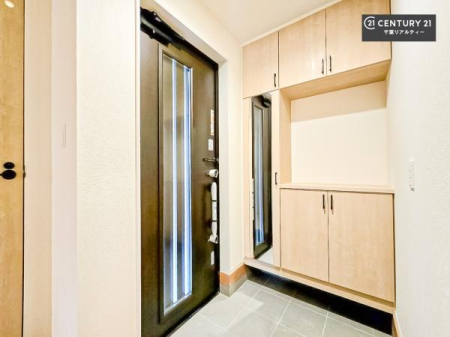 ���� �V���[�Y�{�b�N�X�t���Ȃ̂ŁA���ւ��Еt�����|�������₷���ł��I
�X�b�L���������ւŌ˂��J�����u�ԁA�������̂���S�n������Ԃ��o�}���Ă���܂��B