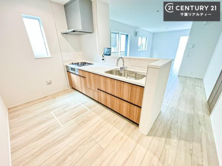 �L�b�`�� ��Ƃ肠�钲���X�y�[�X�ō�Ƃ����₷�����K�ȃL�b�`���ł��I
���q�l�ƈꏏ�ɂ��َq������y���߂�L�X�X�y�[�X�ł��B�y�����������ԂɂȂ肻���ł��ˁI