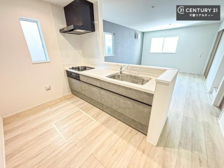�L�b�`�� ��l�C�̑Ζʎ��V�X�e���L�b�`�����̗p���Ă��܂��I���Ƒ��̃R�~���j�P�[�V���������R�Ƒ�����݌v�ł��B
���q�l�ɂ��ڂ��͂��̂Ŋ������ł��ˁI�L�X�g���ĉ��K�ō�Ƃ��i�݂܂��B