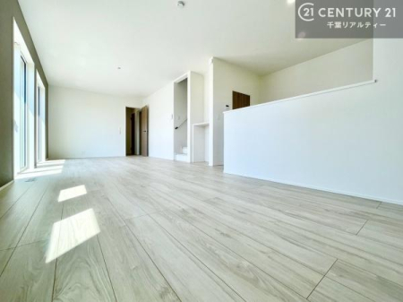 ���r���O �D�����z���܂肪���r���O����ł���ċ��S�n�̗ǂ���Ԃ����o���Ă���܂��I
���났�̎��Ԃ��߂����܂��I