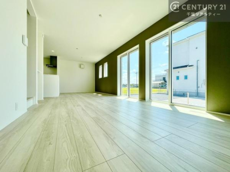 ���r���O �S�n�ǂ����r���O�͉Ƒ������R�ƏW�܂�܂��B�Ƒ��c�R�̎��Ԃ����������ł��B���Ƒ��ƁA����w�[���������Ԃ��߂��������ł��ˁB