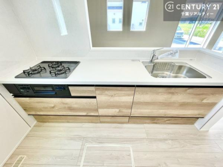 �L�b�`�� ��Ƃ����₷���V�X�e���L�b�`���ł��I���[���t���Ă���̂ŁA�����X�y�[�X�ɕ���u���Ȃ��čς݂܂��I
�L�X�g���āA���K�ɍ�Ƃ��ł��܂��I