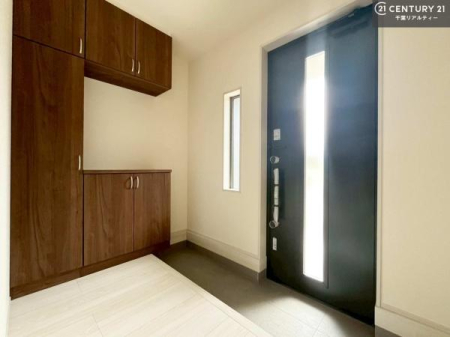 ���� �V���[�Y�{�b�N�X�t���B���ւ��Еt�����|�������₷���ł��I
�X�b�L���������ւŌ˂��J�����u�ԁA�������̂���S�n������Ԃ��o�}���Ă���܂��B