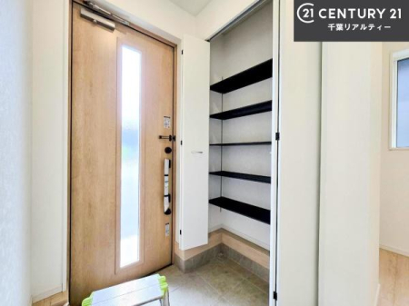 ���� �V���[�Y�{�b�N�X�t���Ȃ̂ŁA���ւ��Еt�����|�������₷���ł��I
�X�b�L���������ւŌ˂��J�����u�ԁA�������̂���S�n������Ԃ��o�}���Ă���܂��B