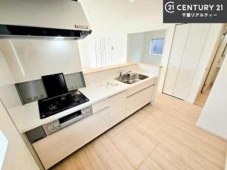 �L�b�`�� ��Ƃ肠�钲���X�y�[�X�ō�Ƃ����₷�����K�ȃL�b�`���ł��I
���q�l�ƈꏏ�ɂ��َq������y���߂�L�X�X�y�[�X�ł��B�y�����������ԂɂȂ肻���ł��ˁI