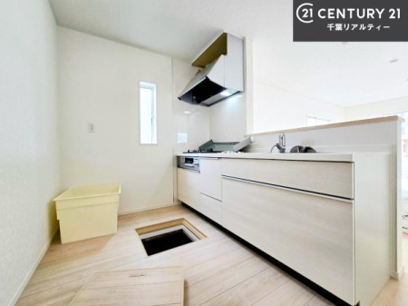 �L�b�`�� ��Ƃ肠�钲���X�y�[�X�ō�Ƃ����₷�����K�ȃL�b�`���ł��I
���q�l�ƈꏏ�ɂ��َq������y���߂�L�X�X�y�[�X�ł��B�y�����������ԂɂȂ肻���ł��ˁI