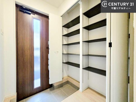 ���� �V���[�Y�{�b�N�X�t���Ȃ̂ŁA���ւ��Еt�����|�������₷���ł��I
�X�b�L���������ւŌ˂��J�����u�ԁA�������̂���S�n������Ԃ��o�}���Ă���܂��B