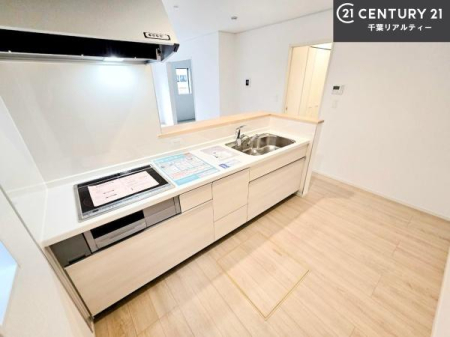 �L�b�`�� ��Ƃ肠�钲���X�y�[�X�ō�Ƃ����₷�����K�ȃL�b�`���ł��I
���q�l�ƈꏏ�ɂ��َq������y���߂�L�X�X�y�[�X�ł��B�y�����������ԂɂȂ肻���ł��ˁI