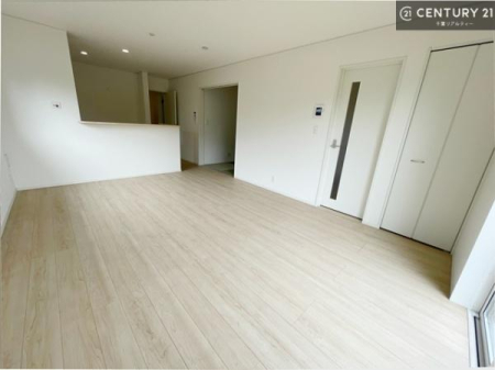 ���r���O ��؂ȉƑ����W�܂邩�炱��LDK�ɂ͂�����肽���B
�q�����������C�ɏ΂��Ȃ��瑖�����Ă���p�����������u�L���Ƃɂ��ėǂ������v�Ǝv���u�Ԃł��B