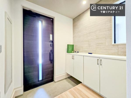���� �V���[�Y�{�b�N�X�t���Ȃ̂ŁA���ւ��Еt�����|�������₷���ł��I
�X�b�L���������ւŌ˂��J�����u�ԁA�������̂���S�n������Ԃ��o�}���Ă���܂��B