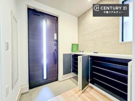 ���� �V���[�Y�{�b�N�X�t���Ȃ̂ŁA���ւ��Еt�����|�������₷���ł��I
�X�b�L���������ւŌ˂��J�����u�ԁA�������̂���S�n������Ԃ��o�}���Ă���܂��B