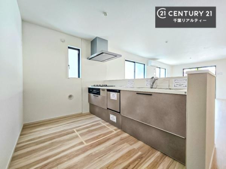 �L�b�`�� ��Ƃ肠�钲���X�y�[�X�ō�Ƃ����₷�����K�ȃL�b�`���ł��I
���q�l�ƈꏏ�ɂ��َq������y���߂�L�X�X�y�[�X�ł��B�y�����������ԂɂȂ肻���ł��ˁI