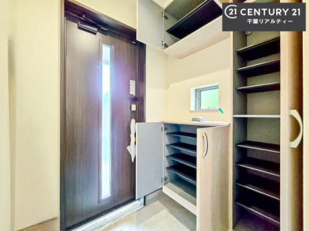 ���� �V���[�Y�{�b�N�X�t���Ȃ̂ŁA���ւ��Еt�����|�������₷���ł��I
�X�b�L���������ւŌ˂��J�����u�ԁA�������̂���S�n������Ԃ��o�}���Ă���܂��B