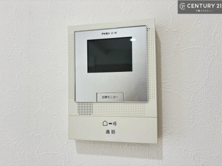 ���̑����� TV���j�^�[�t���C���^�[�z��������A�K��҂��f���Ŋm�F���Ă���Ή��ł��邽�߁A�h�Ɩʂ����S�ł��B���q�l�̂�����Ԏ��ɂ��S�����A���Ƒ��̈��S�E���S�ȕ�炵���T�|�[�g���܂��B
