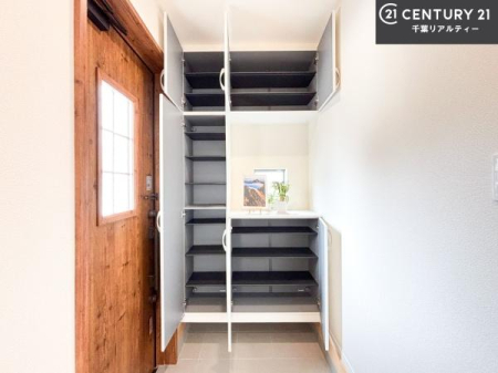 ���� �V���[�Y�{�b�N�X�t���Ȃ̂ŁA���ւ��Еt�����|�������₷���ł��I
�X�b�L���������ւŌ˂��J�����u�ԁA�������̂���S�n������Ԃ��o�}���Ă���܂��B