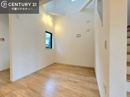 ���r���O ���r���O�ɗאڂ����J�������ӂ��X�y�[�X�ł��I�㕔�͐����ɂȂ��Ă��ĉƑ���g�߂Ɋ���������ʂȃ��r���O�B