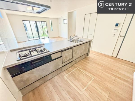 �L�b�`�� ��Ƃ肠�钲���X�y�[�X�ō�Ƃ����₷�����K�ȃL�b�`���ł��I
���q�l�ƈꏏ�ɂ��َq������y���߂�L�X�X�y�[�X�ł��B�y�����������ԂɂȂ肻���ł��ˁI