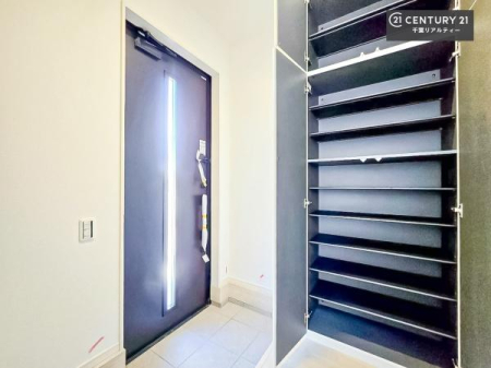 ���� �V���[�Y�{�b�N�X�t���Ȃ̂ŁA���ւ��Еt�����|�������₷���ł��I
�X�b�L���������ւŌ˂��J�����u�ԁA�������̂���S�n������Ԃ��o�}���Ă���܂��B