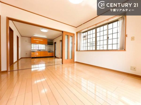 ���r���O ��؂ȉƑ����W�܂邩�炱��LDK�ɂ͂�����肽���B
�q�����������C�ɏ΂��Ȃ��瑖�����Ă���p�����������u�L���Ƃɂ��ėǂ������v�Ǝv���u�Ԃł��B