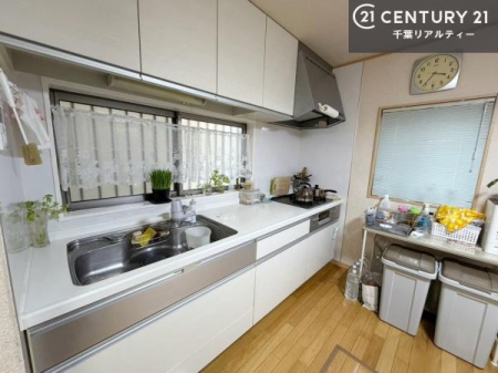 �L�b�`�� �����t���̃L�b�`���́A���R�����������ݖ��邭�J���I�B���C�����₷�����K�ɂ��������y���߂܂��B
