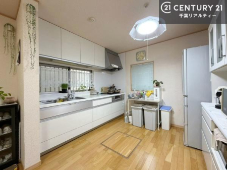 �L�b�`�� ��Ƃ肠�钲���X�y�[�X�ō�Ƃ����₷�����K�ȃL�b�`���ł��I
���q�l�ƈꏏ�ɂ��َq������y���߂�L�X�X�y�[�X�ł��B�y�����������ԂɂȂ肻���ł��ˁI