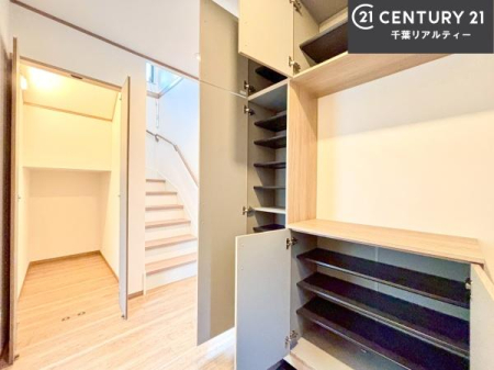 ���� �V���[�Y�{�b�N�X�t���Ȃ̂ŁA���ւ��Еt�����|�������₷���ł��I
�X�b�L���������ւŌ˂��J�����u�ԁA�������̂���S�n������Ԃ��o�}���Ă���܂��B