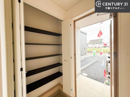 ���� �V���[�Y�{�b�N�X�t���Ȃ̂ŁA���ւ��Еt�����|�������₷���ł��I
�X�b�L���������ւŌ˂��J�����u�ԁA�������̂���S�n������Ԃ��o�}���Ă���܂��B