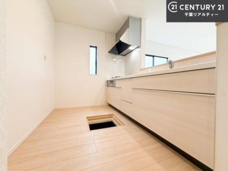 �L�b�`�� ��Ƃ肠�钲���X�y�[�X�ō�Ƃ����₷�����K�ȃL�b�`���ł��I
���q�l�ƈꏏ�ɂ��َq������y���߂�L�X�X�y�[�X�ł��B�y�����������ԂɂȂ肻���ł��ˁI