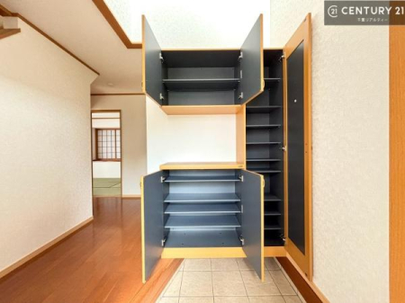 ���� �V���[�Y�{�b�N�X�t���Ȃ̂ŁA���ւ��Еt�����|�������₷���ł��I
�X�b�L���������ւŌ˂��J�����u�ԁA�������̂���S�n������Ԃ��o�}���Ă���܂��B