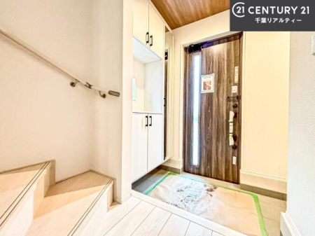 ���� �V���[�Y�{�b�N�X�t���B���ւ��Еt�����|�������₷���ł��I
�X�b�L���������ւŌ˂��J�����u�ԁA�������̂���S�n������Ԃ��o�}���Ă���܂��B