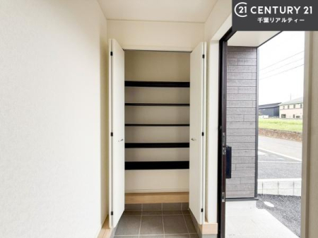 ���� �V���[�Y�{�b�N�X�t���Ȃ̂ŁA���ւ��Еt�����|�������₷���ł��I
�X�b�L���������ւŌ˂��J�����u�ԁA�������̂���S�n������Ԃ��o�}���Ă���܂��B
