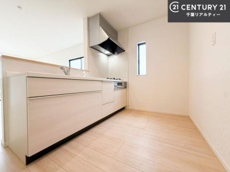 �L�b�`�� ��Ƃ肠�钲���X�y�[�X�ō�Ƃ����₷�����K�ȃL�b�`���ł��I
���q�l�ƈꏏ�ɂ��َq������y���߂�L�X�X�y�[�X�ł��B�y�����������ԂɂȂ肻���ł��ˁI