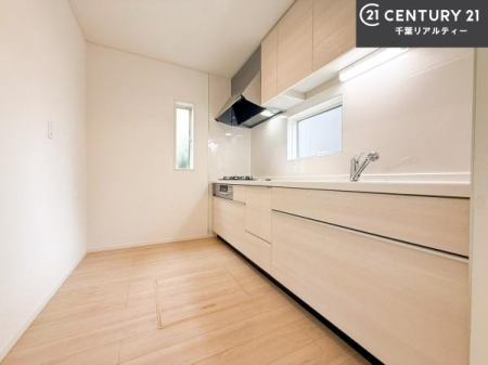 �L�b�`�� ��Ƃ肠�钲���X�y�[�X�ō�Ƃ����₷�����K�ȃL�b�`���ł��I
���q�l�ƈꏏ�ɂ��َq������y���߂�L�X�X�y�[�X�ł��B�y�����������ԂɂȂ肻���ł��ˁI