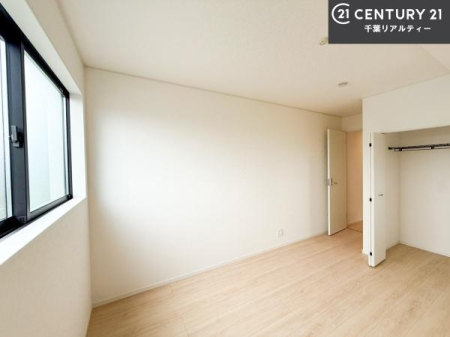 �q������ �����炽���Ղ��������A���ʂ����ǍD�Ȃ��߁A���K�ɉ߂������Ԃł��B
�q�ǂ������Ƃ��Ă��œK�ŁA�w�K�X�y�[�X��V�я�Ƃ��Ă����p�ł��܂��B