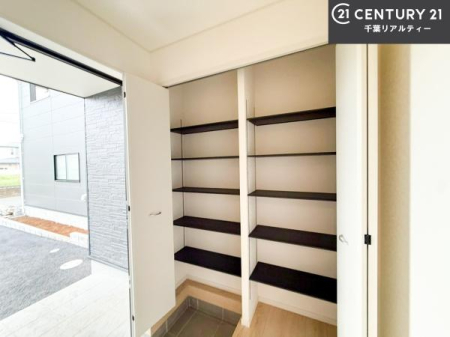 ���� �V���[�Y�{�b�N�X�t���Ȃ̂ŁA���ւ��Еt�����|�������₷���ł��I
�X�b�L���������ւŌ˂��J�����u�ԁA�������̂���S�n������Ԃ��o�}���Ă���܂��B