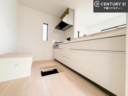 �L�b�`�� ��Ƃ����₷���V�X�e���L�b�`���ł��I���[���t���Ă���̂ŁA�����X�y�[�X�ɕ���u���Ȃ��čς݂܂��I
�L�X�g���āA���K�ɍ�Ƃ��ł��܂��I