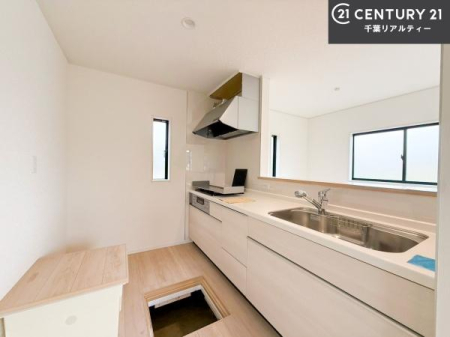 �L�b�`�� ��Ƃ肠�钲���X�y�[�X�ō�Ƃ����₷�����K�ȃL�b�`���ł��I
���q�l�ƈꏏ�ɂ��َq������y���߂�L�X�X�y�[�X�ł��B�y�����������ԂɂȂ肻���ł��ˁI