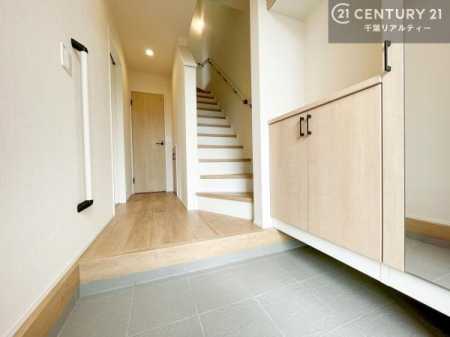 ���� �V���[�Y�{�b�N�X�t���Ȃ̂ŁA���ւ��Еt�����|�������₷���ł��I
�X�b�L���������ւŌ˂��J�����u�ԁA�������̂���S�n������Ԃ��o�}���Ă���܂��B