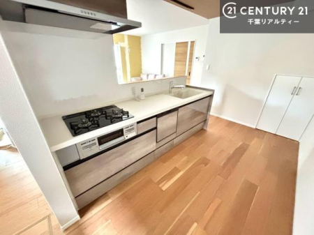 �L�b�`�� ��Ƃ肠�钲���X�y�[�X�ō�Ƃ����₷�����K�ȃL�b�`���ł��I
���q�l�ƈꏏ�ɂ��َq������y���߂�L�X�X�y�[�X�ł��B�y�����������ԂɂȂ肻���ł��ˁI