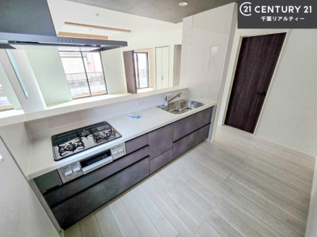 �L�b�`�� ��Ƃ肠�钲���X�y�[�X�ō�Ƃ����₷�����K�ȃL�b�`���ł��I
���q�l�ƈꏏ�ɂ��َq������y���߂�L�X�X�y�[�X�ł��B�y�����������ԂɂȂ肻���ł��ˁI