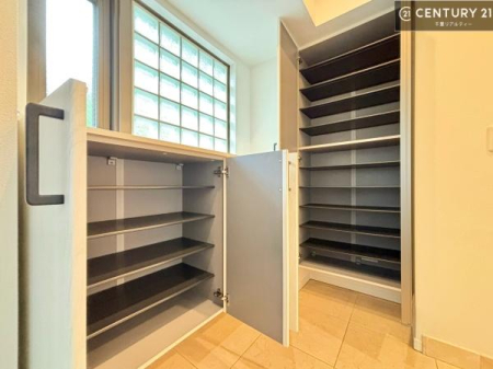 ���� �V���[�Y�{�b�N�X�t���Ȃ̂ŁA���ւ��Еt�����|�������₷���ł��I
�X�b�L���������ւŌ˂��J�����u�ԁA�������̂���S�n������Ԃ��o�}���Ă���܂��B